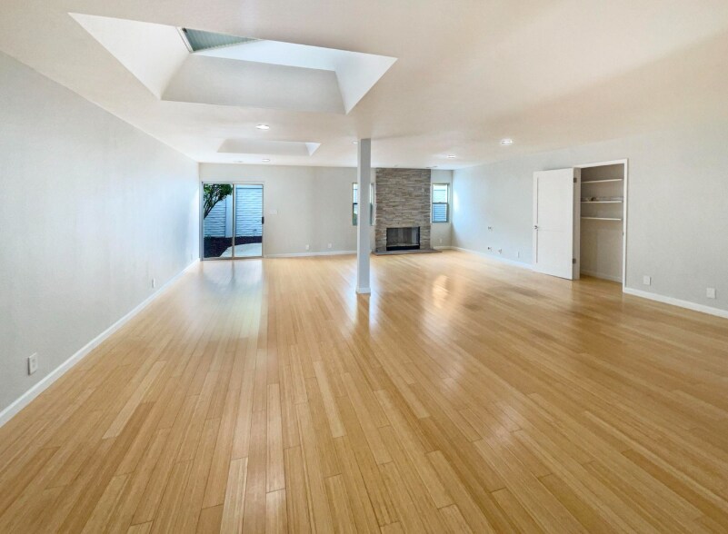 Building Photo - 883 Calle De Verde