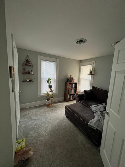 Building Photo - 322 E Chestnut St