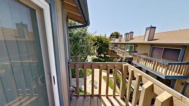 Building Photo - Upstairs Spacious 1Bd Condo w/attached Garage