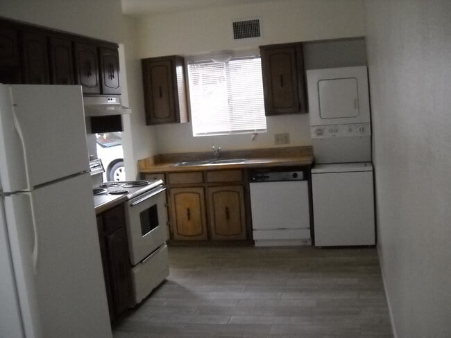 Building Photo - Cute floor level apt