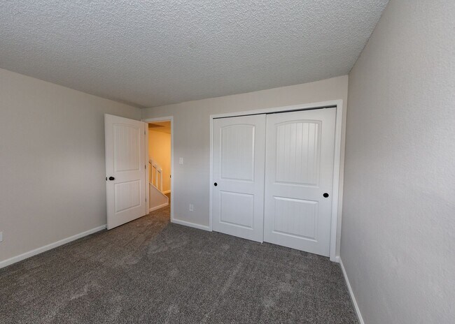 Building Photo - Lovely End Unit 2 Bed Condo, Centrally Located