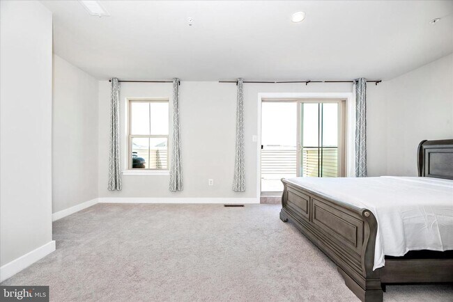 Building Photo - 6042 Fallfish Ct