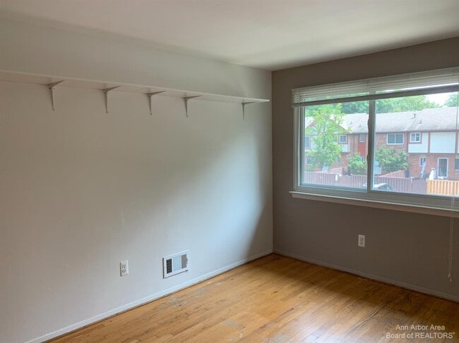 Building Photo - 566 Terrace Ln E