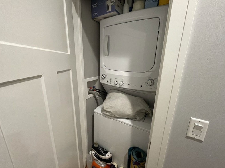 Building Photo - 1929 W Montrose Ave