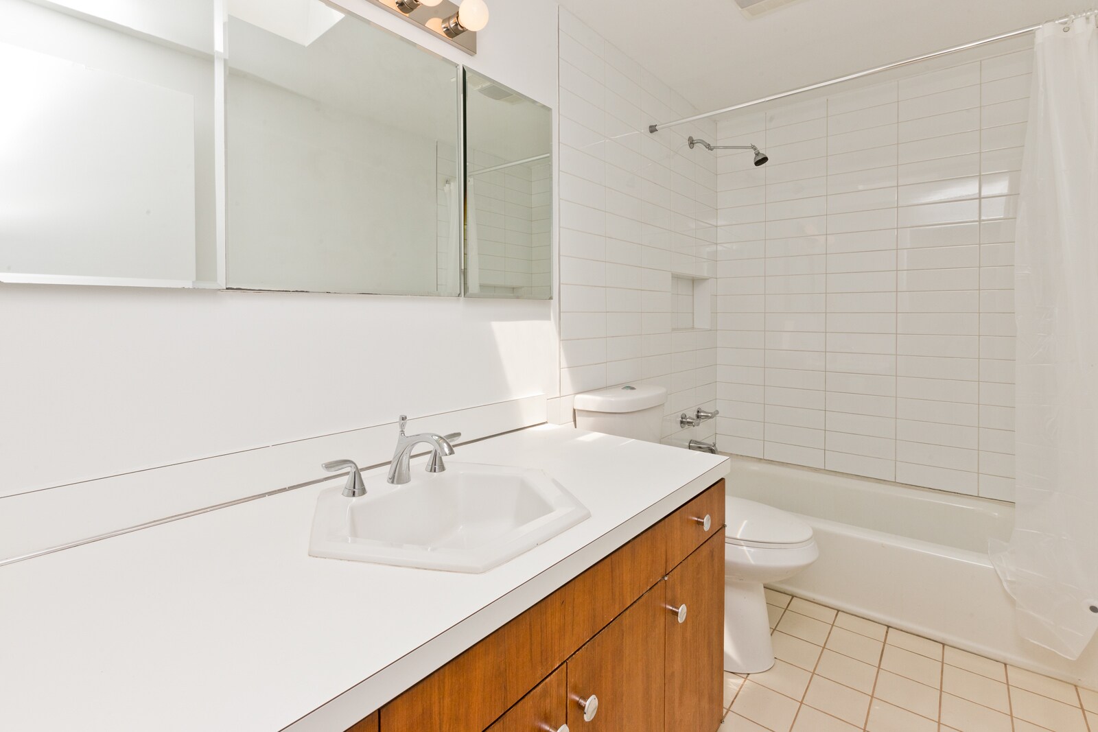 Building Photo - 588 W Hawthorne Pl