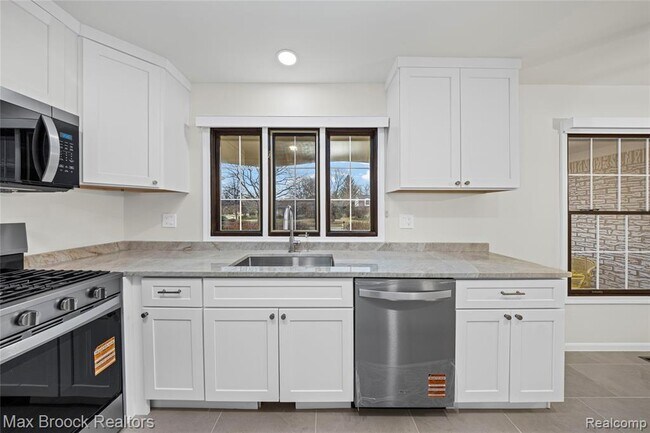 Building Photo - 28977 Lake Park Dr