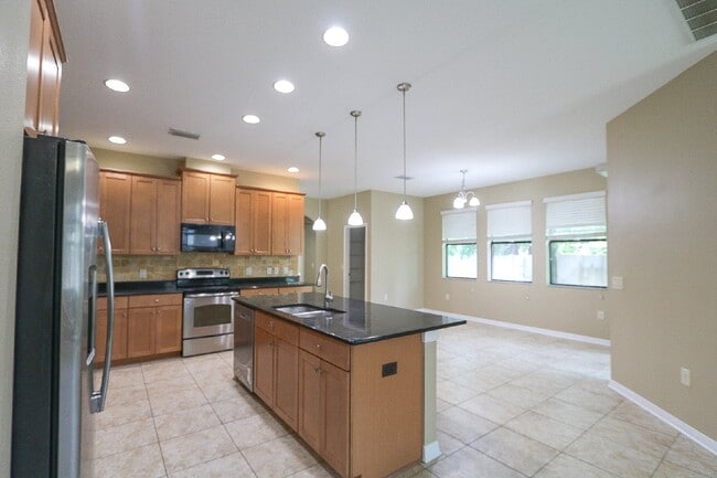 Building Photo - Gorgeous 5-bedroom, 4-bathroom, 3-car gara...