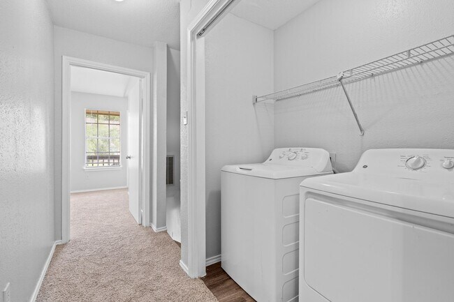 Building Photo - RIVER CROSSING TOWNHOME - 2BD -2.5BA - GRE...