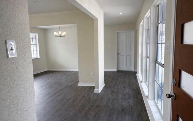 Building Photo - 10322 Sageburrow Dr