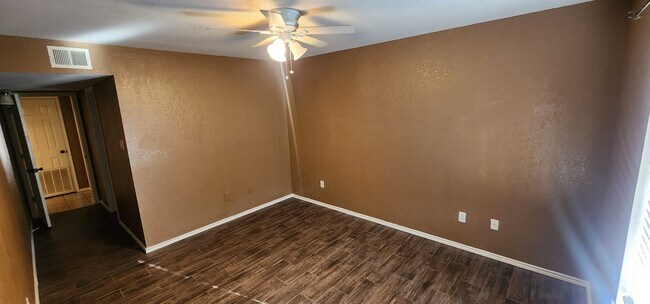 Building Photo - 807 Sabinas St