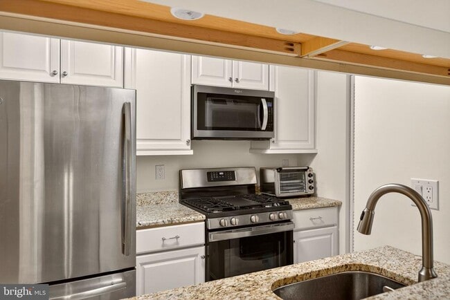 Building Photo - 511 Diamond Dr