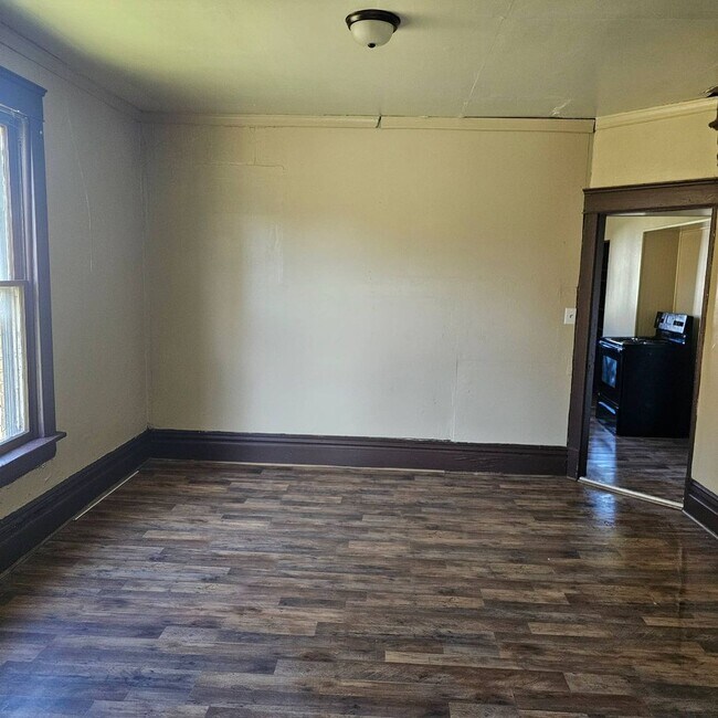 Building Photo - 303 Phillips St