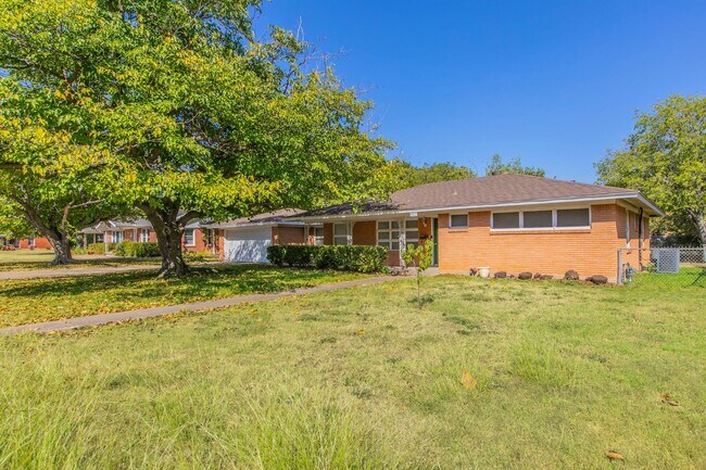 Building Photo - Stylish & Spacious 3-Bed Home