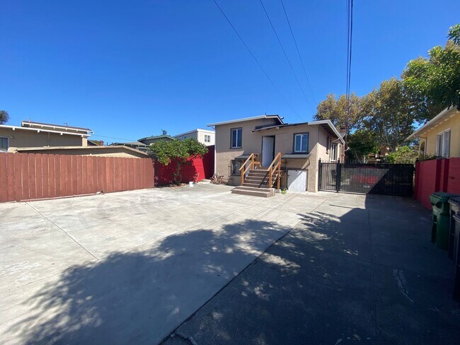 Building Photo - Single Family Home with Front Yard, Back Y...