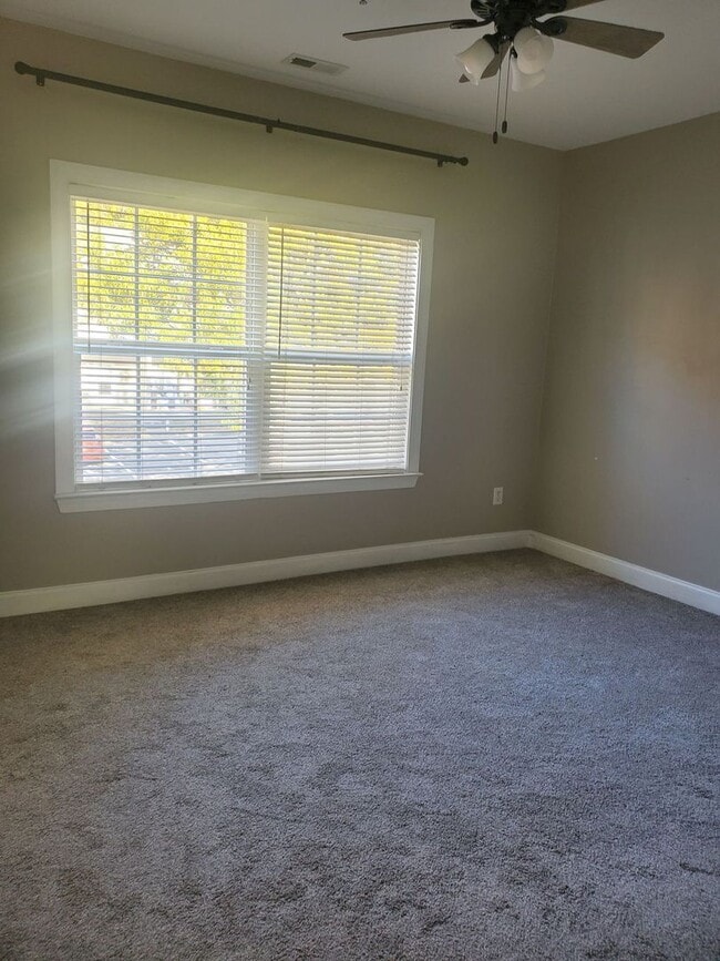 Building Photo - Coming Soon! Lake-area living, 2 Bedroom Apartment