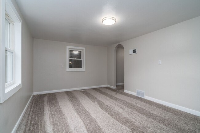 Building Photo - 3 Bedroom Home Available Now!