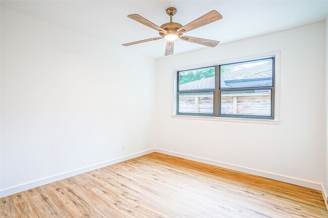 Building Photo - 1422 Wisterwood Dr