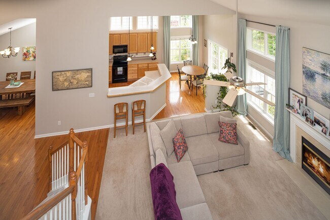 Building Photo - Spacious 4 bedroom home close to Southpoint! Available October 1st