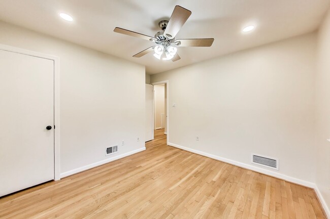 Building Photo - Perfect on Parkway --- Gorgeous, Fully Upd...
