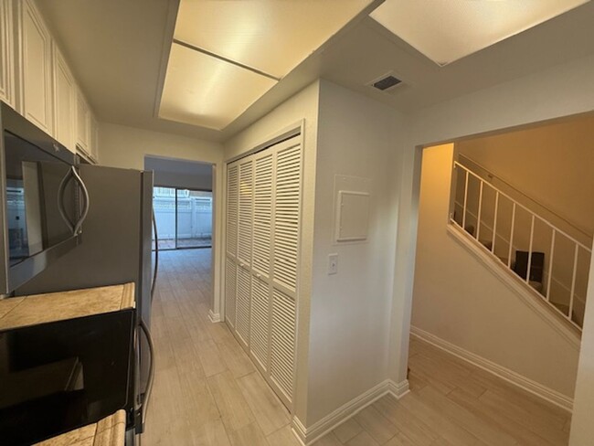 Building Photo - 2 bedroom townhome in Prime Aliso Viejo Lo...