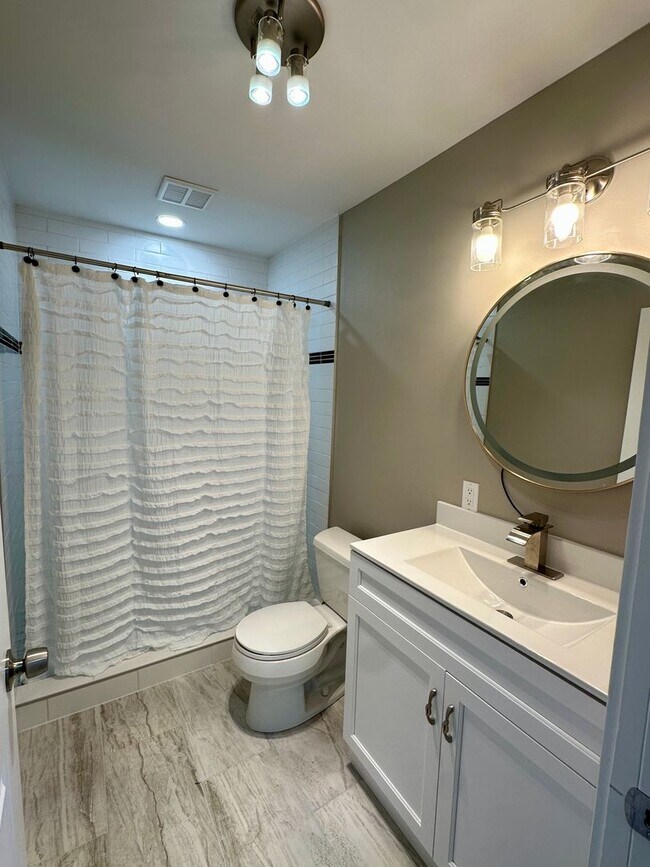 Building Photo - Beautiful 3 bedroom 3 bath Two Story House