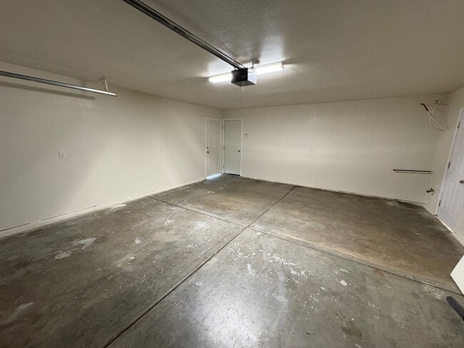 Building Photo - 744 W Buena Vista Ave