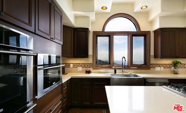 Building Photo - 2131 Kew Dr