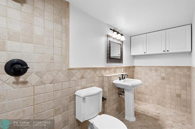 Building Photo - 251 City View Dr