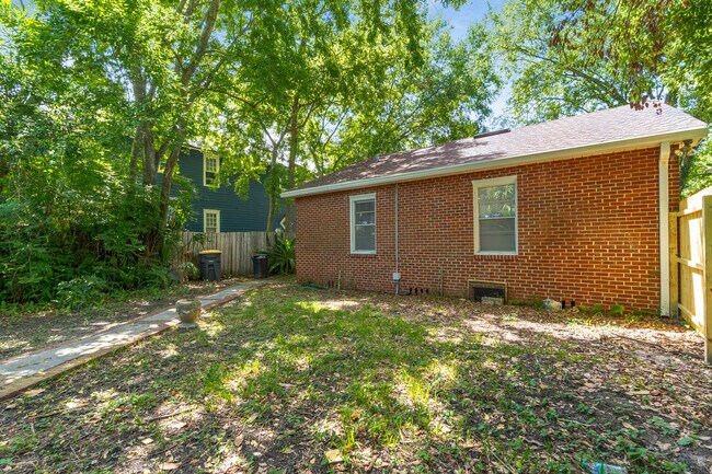 Building Photo - 2039 Dellwood Ave
