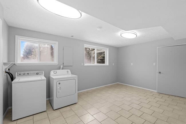 Building Photo - 4-Bedroom Retreat in Medical Lake - 2 Baths & 2,454 Sq/Ft Half Month Rent Free!