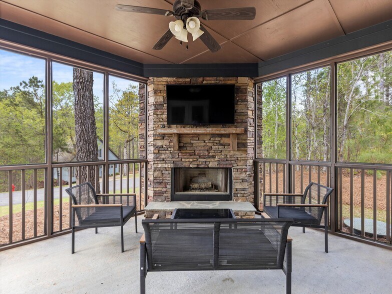 Building Photo - 127 Camp Cir