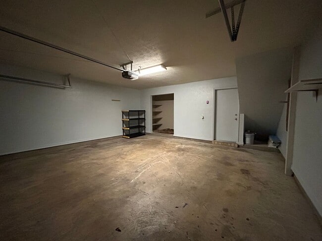 Building Photo - Gorgeous 2-Story Townhouse