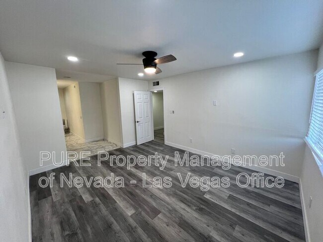 Building Photo - 1405 E Vegas Valley Dr
