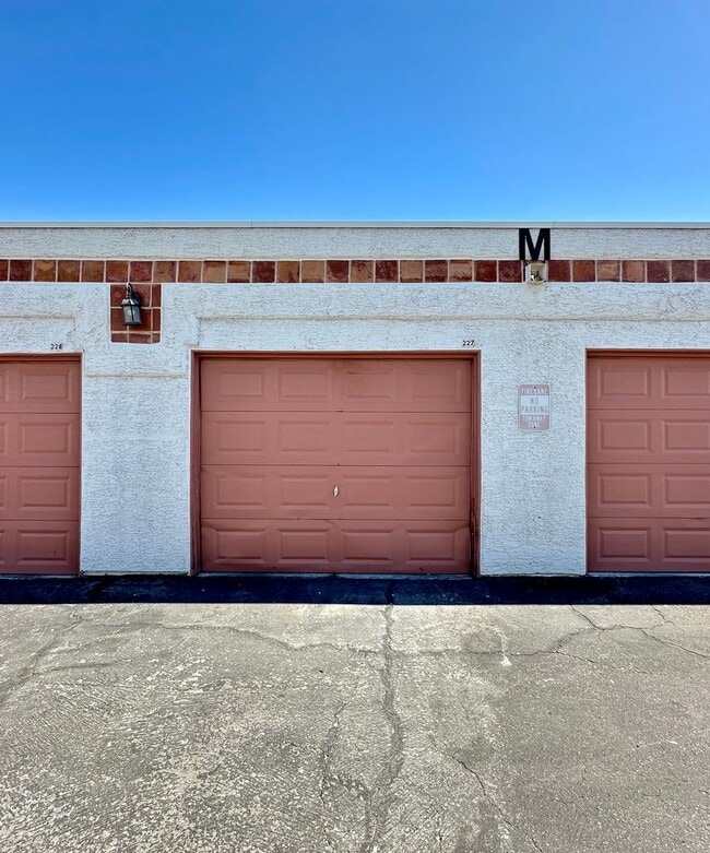 Building Photo - El Parque Condo