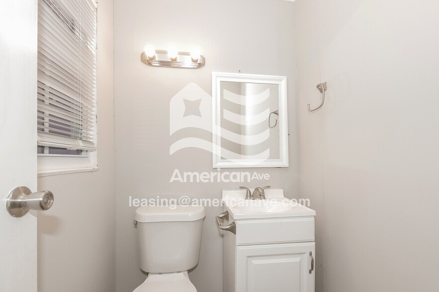 Building Photo - 129 Royal Ct