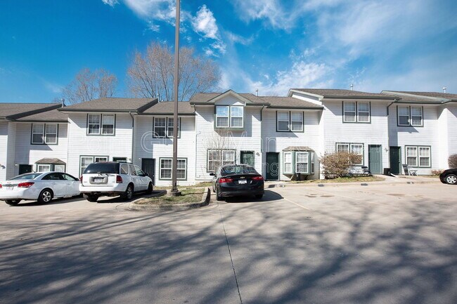 Building Photo - 955 Leroy St