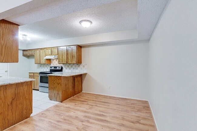 Building Photo - 528 Essex Pl