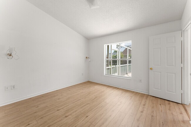 Building Photo - 3 bed with Solar heating Private Pool