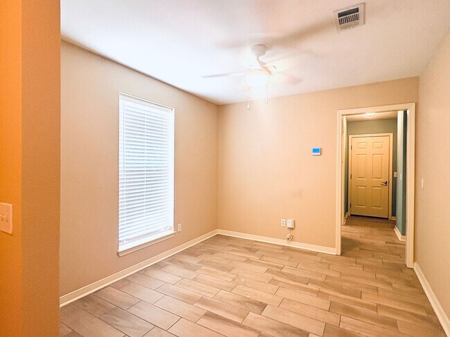 Building Photo - 10621 Creek Ridge Dr