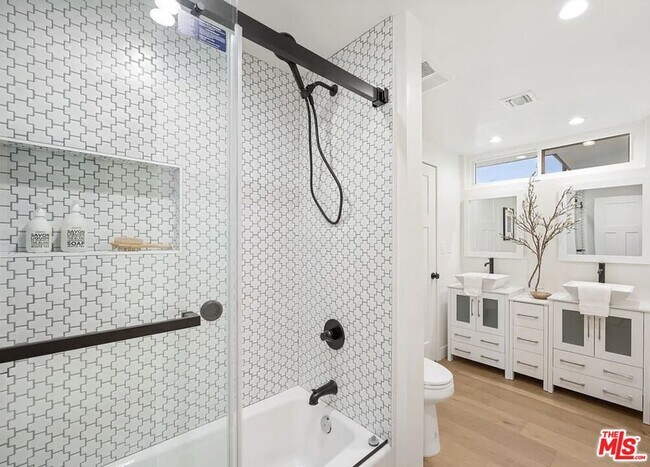 Building Photo - 3852 Sherview Dr