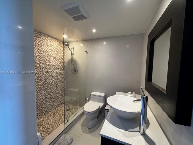 Building Photo - 1000 West Ave