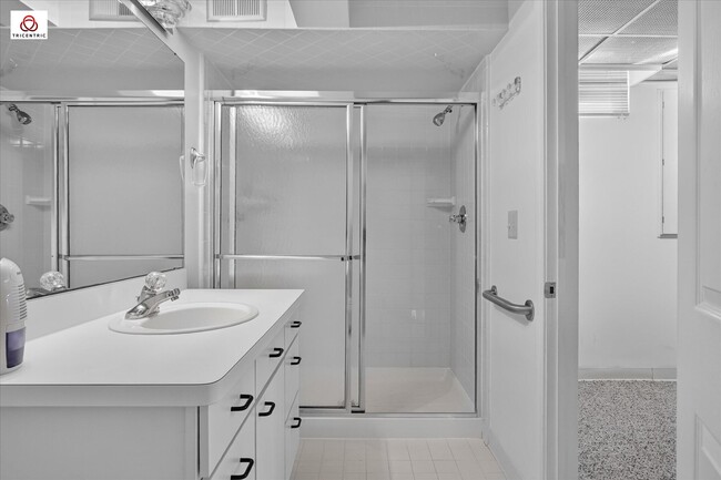 Building Photo - 1431 Provincial Dr