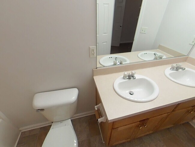 Building Photo - 3 Bedrooms, 2.5 Bathrooms Waterfront Townhouse