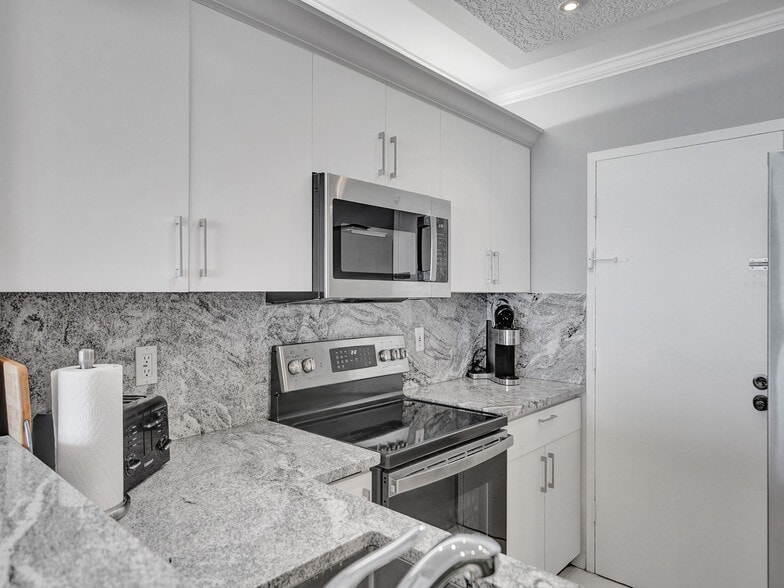 Building Photo - 3725 S Ocean Dr