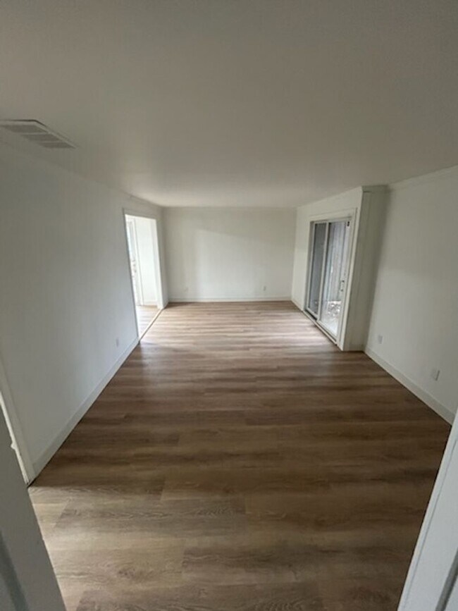 Building Photo - 3 bed 2 bath fenced in yard!!