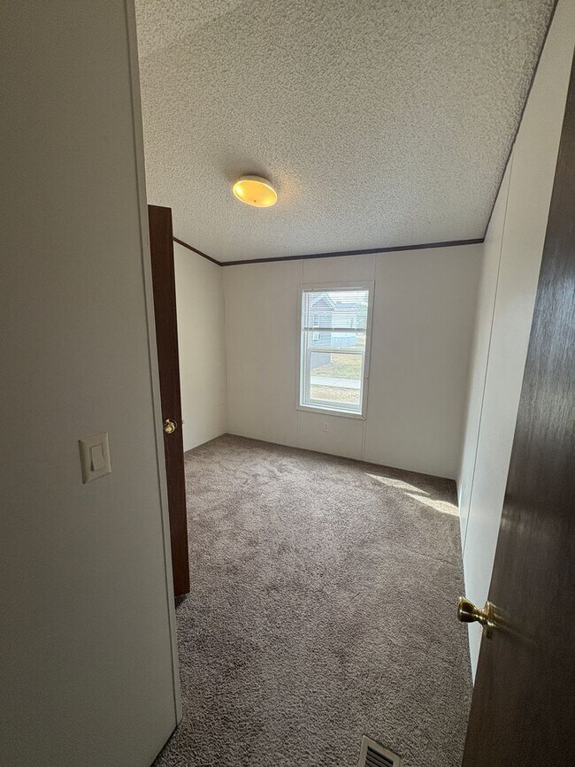 Building Photo - 306 White Oak Dr