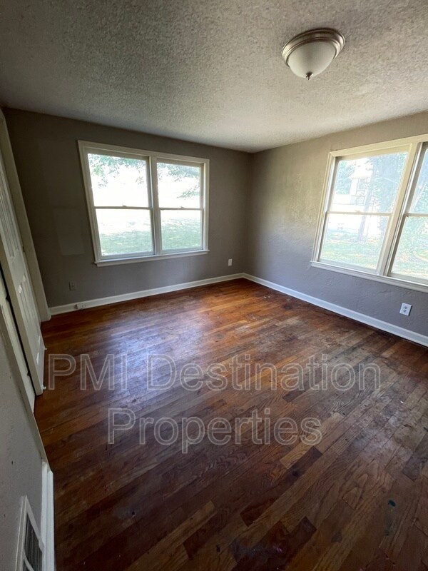 Building Photo - 5528 Parkview Ave