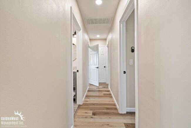 Building Photo - Charming 3Bdm 3Ba Unfurnished Home with Pa...