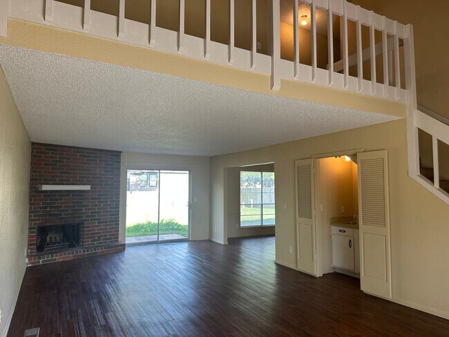 Building Photo - This duplex offers 3 spacious bedrooms, 2....
