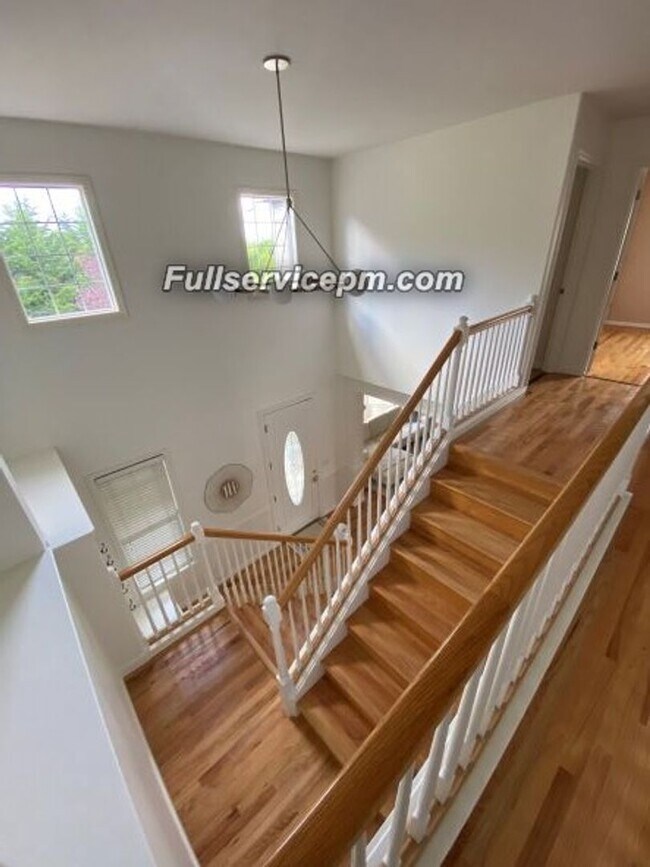 Building Photo - Beautiful Federal Way home you don't want to miss